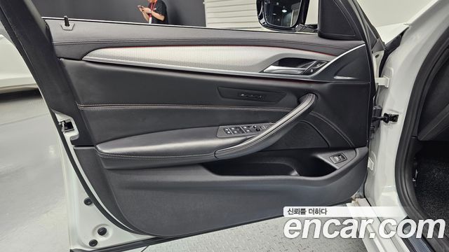BMW 5-Series 2019 — photo 14