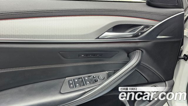 BMW 5-Series 2019 — photo 28