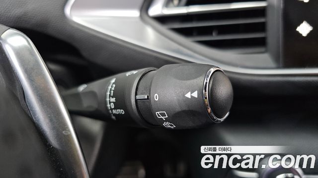 Peugeot 308 2018 — photo 24