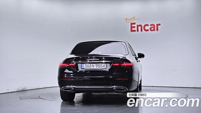 Mercedes-Benz E-Class 2023 — photo 4