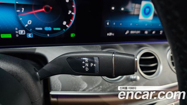 Mercedes-Benz E-Class 2023 — photo 12
