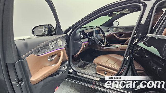 Mercedes-Benz E-Class 2023 — photo 13