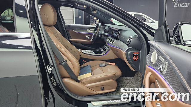 Mercedes-Benz E-Class 2023 — photo 17
