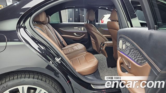 Mercedes-Benz E-Class 2023 — photo 18