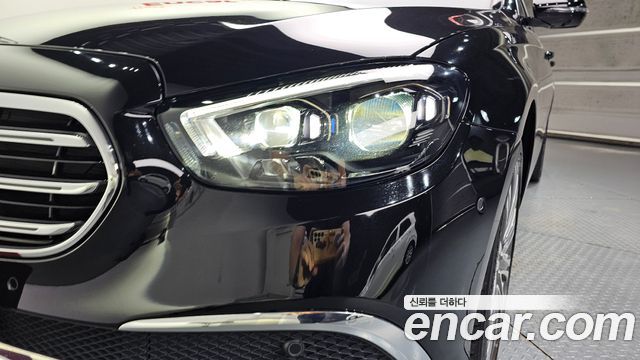 Mercedes-Benz E-Class 2023 — photo 8