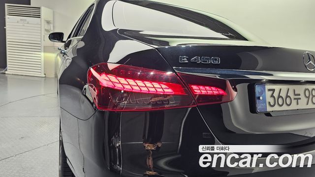 Mercedes-Benz E-Class 2023 — photo 9