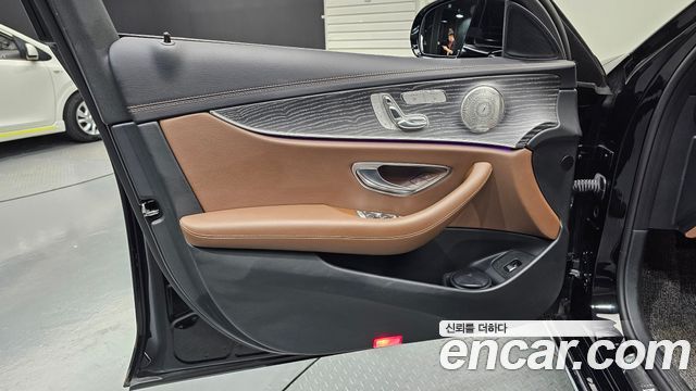 Mercedes-Benz E-Class 2023 — photo 14