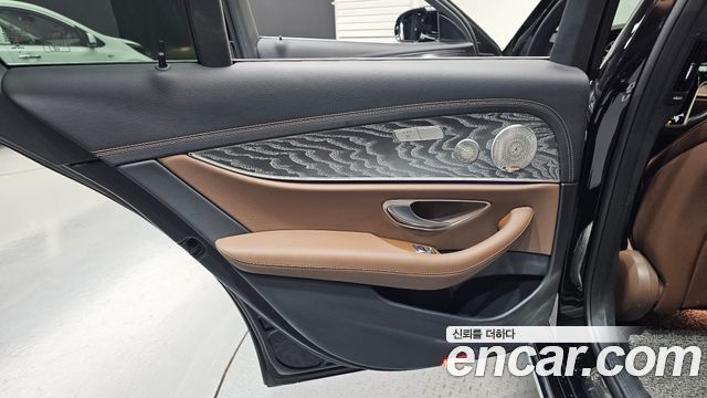Mercedes-Benz E-Class 2023 — photo 15