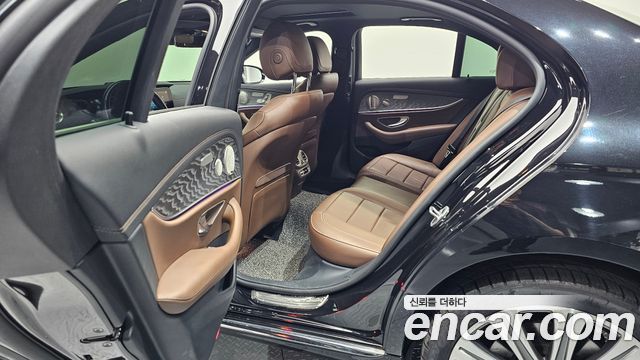 Mercedes-Benz E-Class 2023 — photo 16