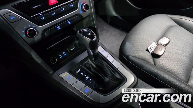 Hyundai AVANTE 2018 — photo 12