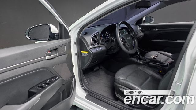 Hyundai AVANTE 2018 — photo 17