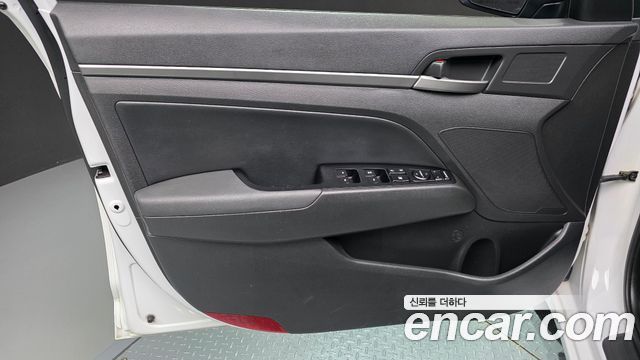 Hyundai AVANTE 2018 — photo 14