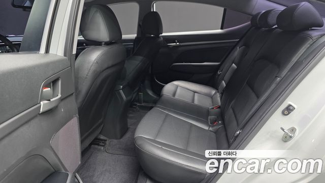 Hyundai AVANTE 2018 — photo 16