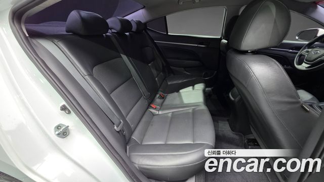 Hyundai AVANTE 2018 — photo 28