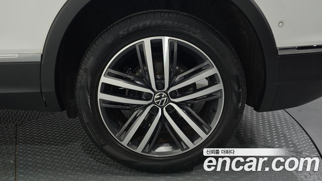 Volkswagen Tiguan 2023 — photo 7