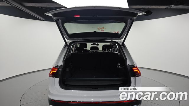 Volkswagen Tiguan 2023 — photo 31