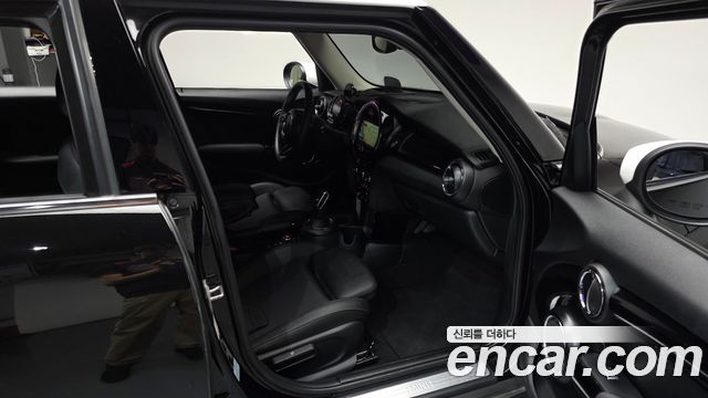 Mini Cooper 2020 — photo 17