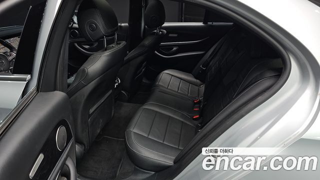 Mercedes-Benz E-Class 2017 — photo 11