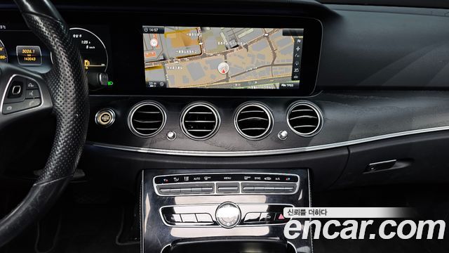 Mercedes-Benz E-Class 2017 — photo 14