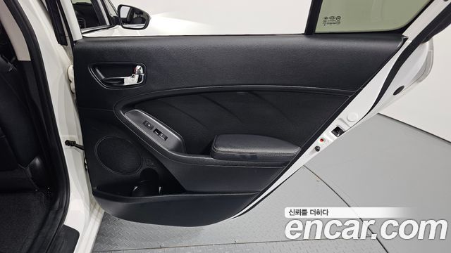 Kia K3 2013 — photo 15