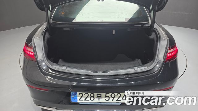Mercedes-Benz E-Class 2021 — photo 24
