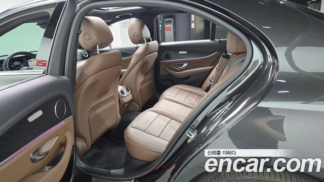 Mercedes-Benz E-Class 2021 — photo 17