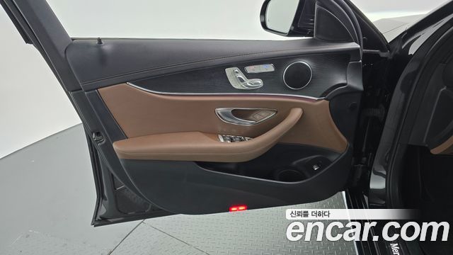 Mercedes-Benz E-Class 2021 — photo 14