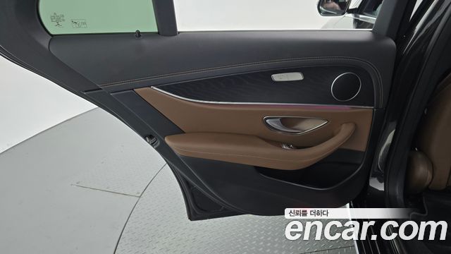 Mercedes-Benz E-Class 2021 — photo 15