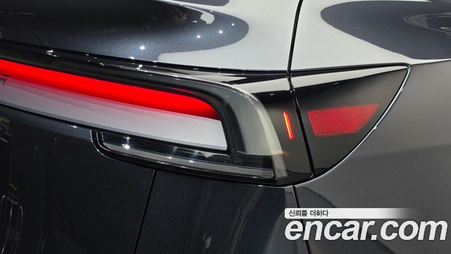 Tesla Model Y 2025 — photo 9