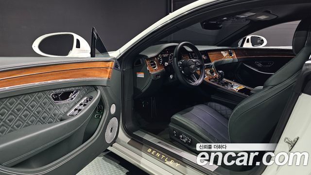 Bentley Continental 2023 — photo 13