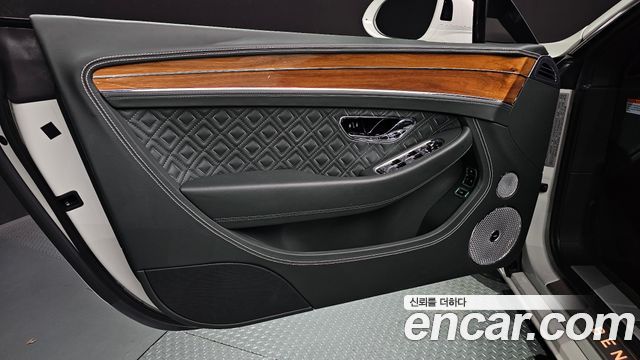 Bentley Continental 2023 — photo 14