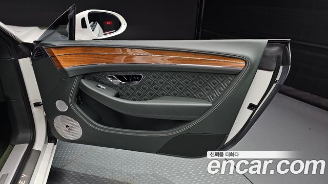 Bentley Continental 2023 — photo 15