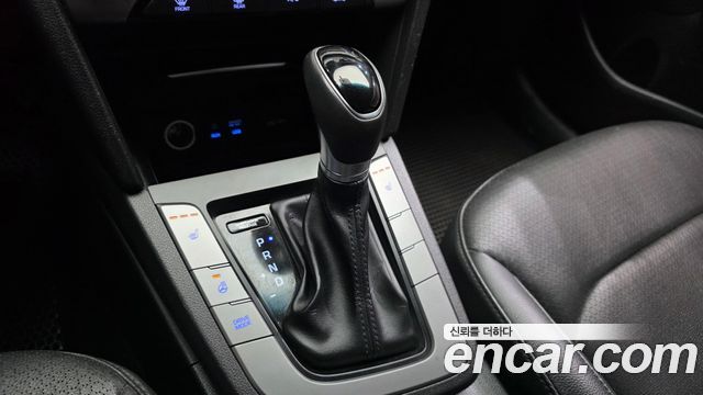 Hyundai AVANTE 2016 — photo 12