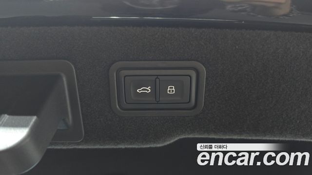 Audi A8 2023 — photo 26