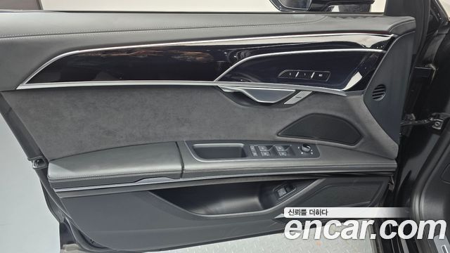 Audi A8 2023 — photo 14
