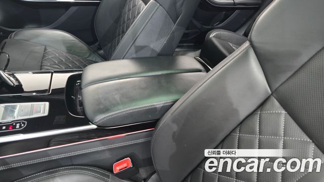 Audi A8 2023 — photo 32