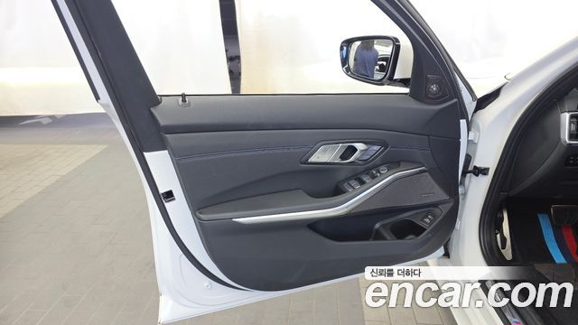 BMW 3-Series 2021 — photo 14