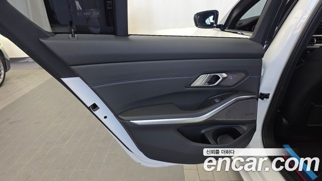 BMW 3-Series 2021 — photo 15