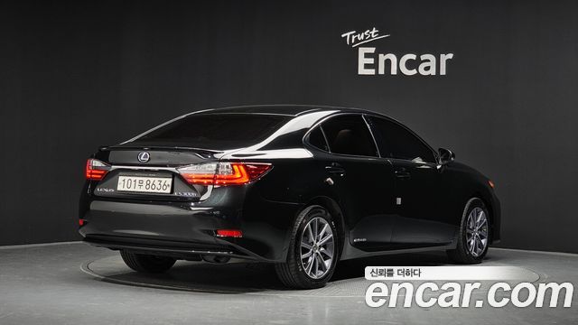 Lexus ES 2018 — photo 2