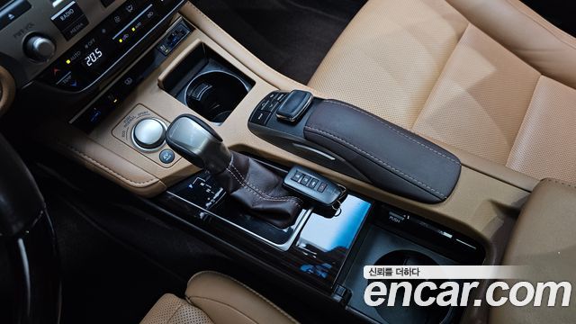 Lexus ES 2018 — photo 9