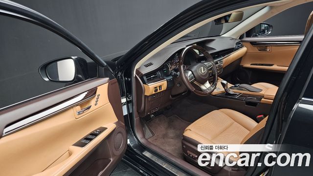 Lexus ES 2018 — photo 10
