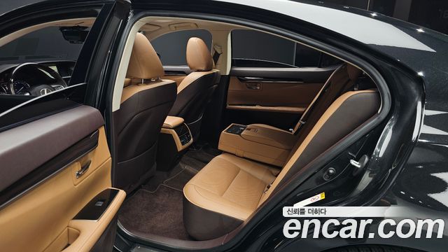Lexus ES 2018 — photo 11