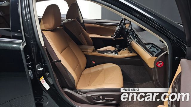 Lexus ES 2018 — photo 12