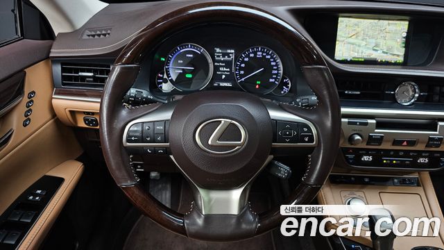 Lexus ES 2018 — photo 13