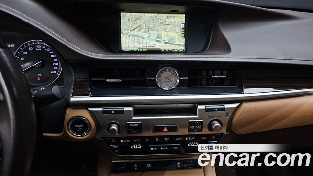 Lexus ES 2018 — photo 14