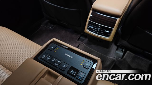 Lexus ES 2018 — photo 19