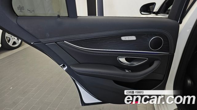 Mercedes-Benz E-Class 2021 — photo 15