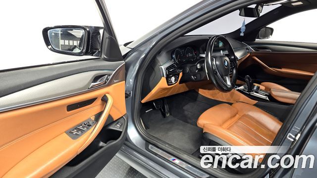 BMW 5-Series 2017 — photo 10