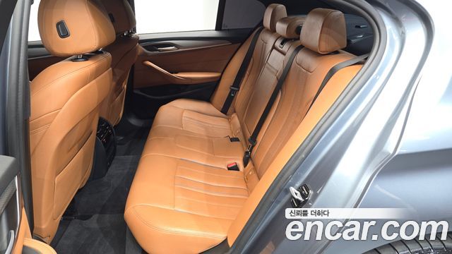 BMW 5-Series 2017 — photo 11