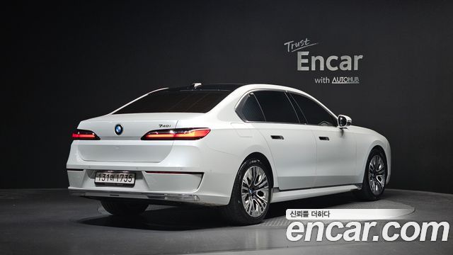 BMW 7-Series 2023 — photo 2